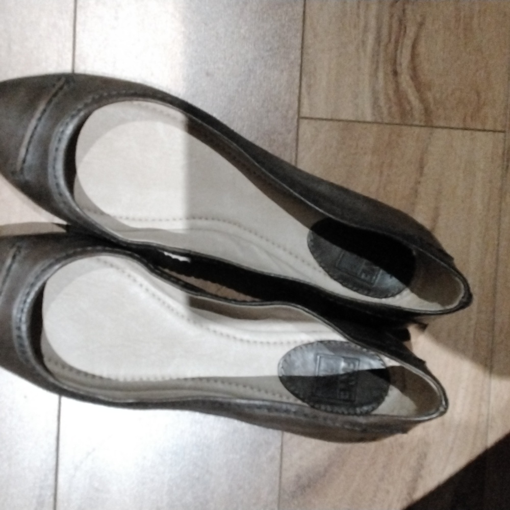 Frye Flats size 8